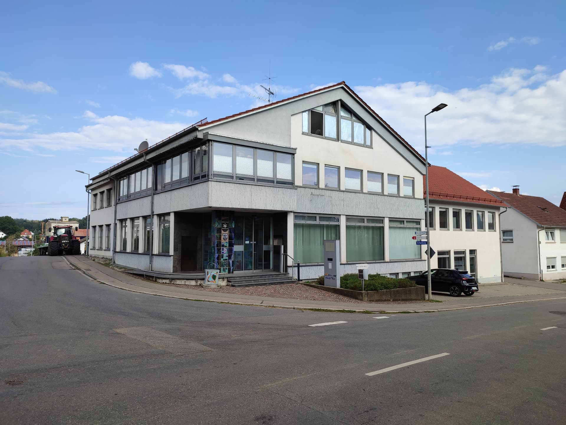 Die Alte Bank in Reinstetten mit ihrem Eingang und den großen Fensterfronten an der Ochsenhauser Straße