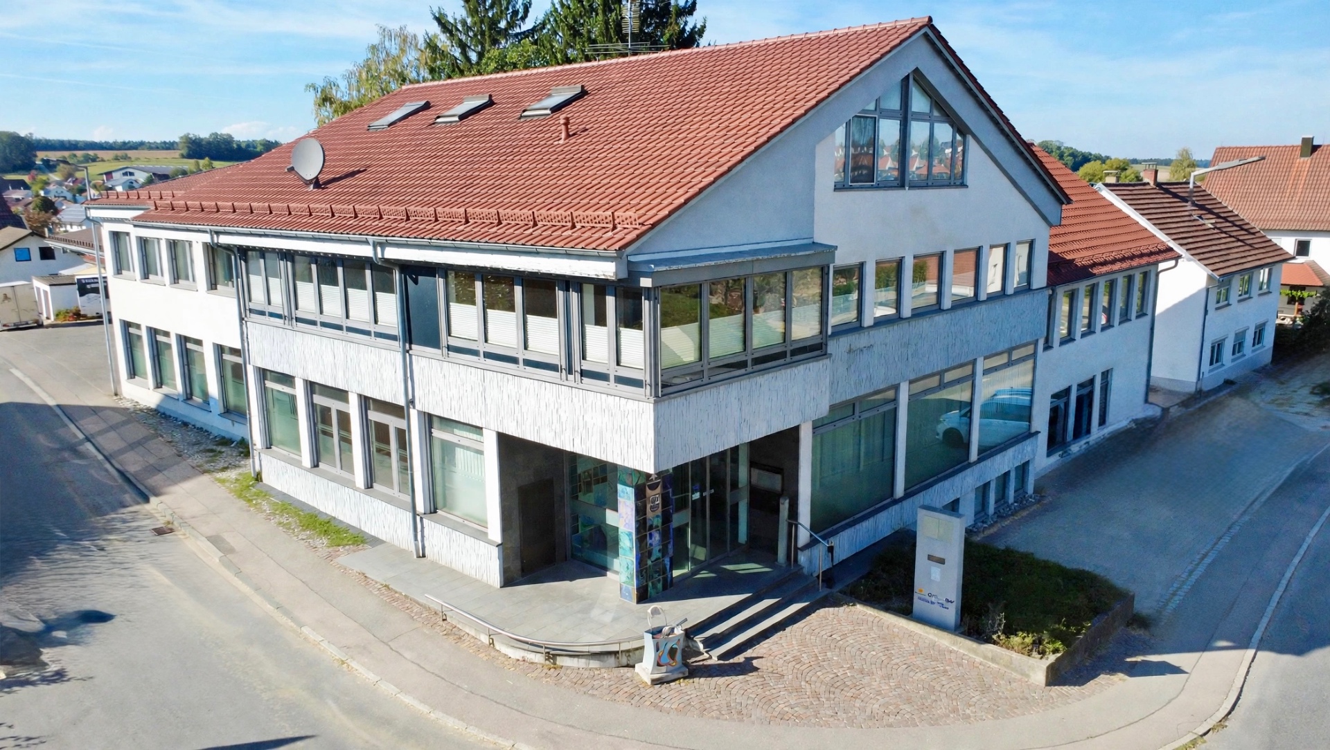 Luftaufnahme der ehemaligen Bank an der Ochsenhauser Straße 8-10 in Reinstetten