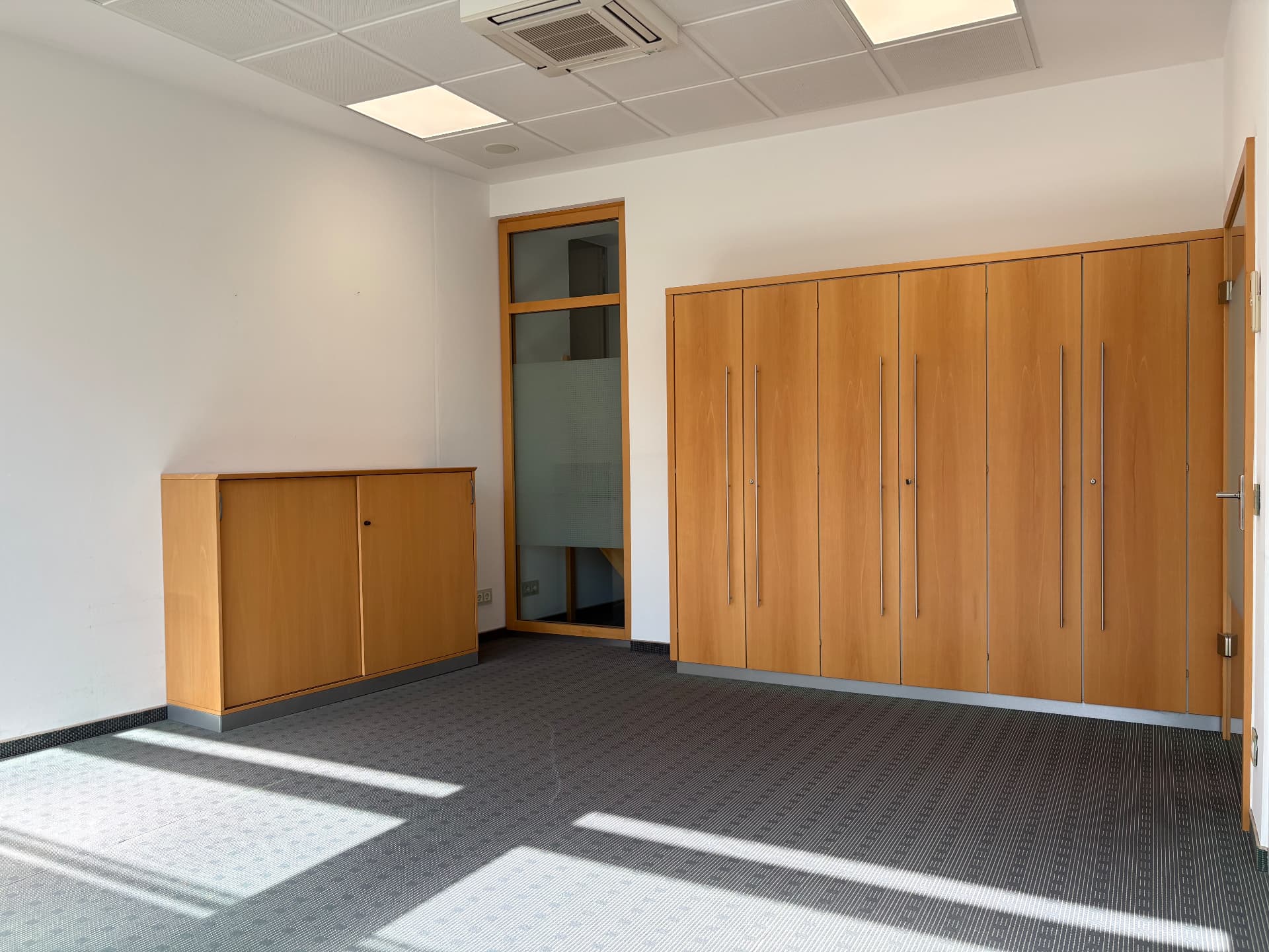 Raumhoher Einbauschrank, Sideboard, verglaste Tür und Decken-Klimagerät