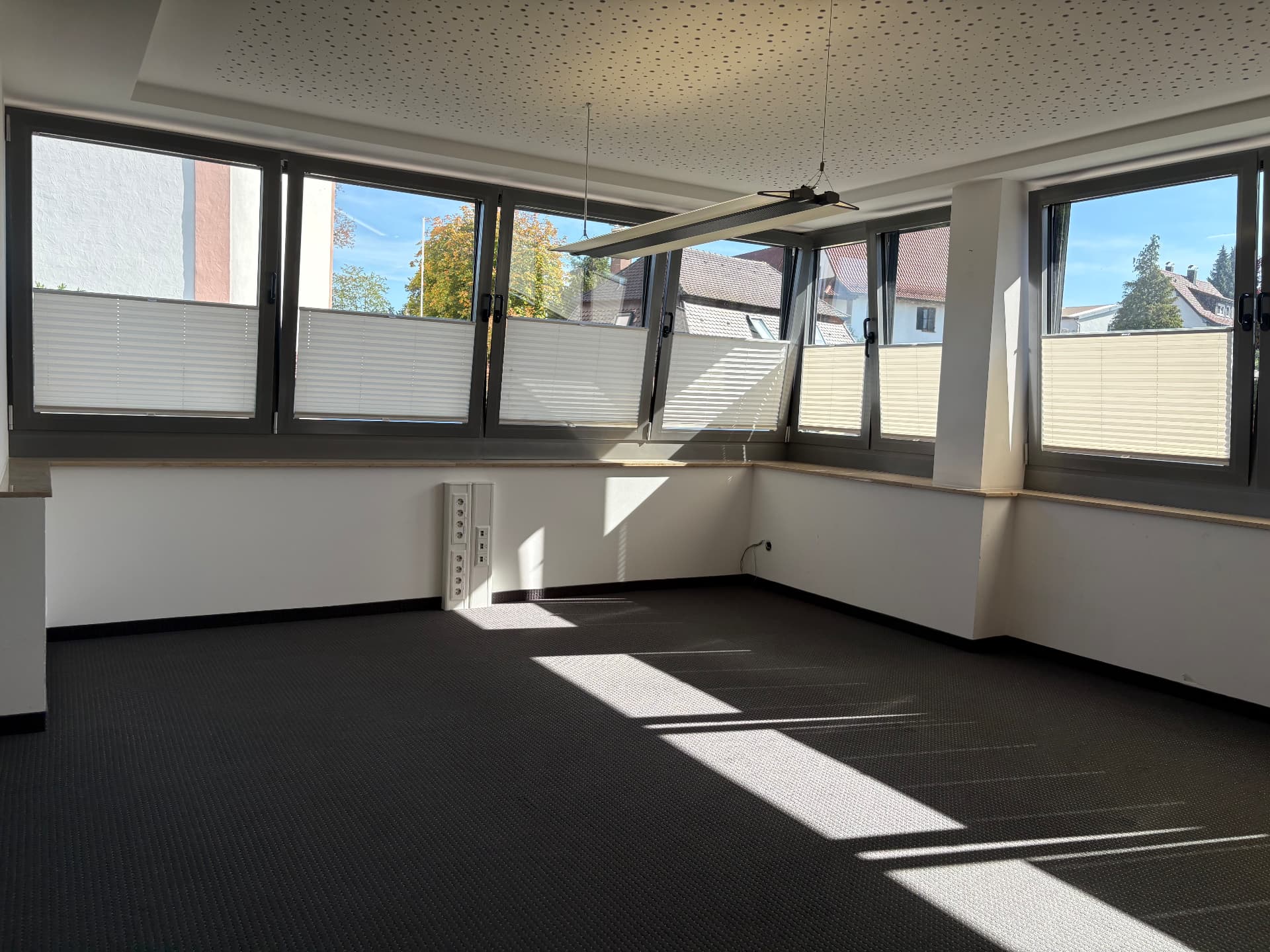 Fenster an zwei Seiten, Tageslicht und individuell einstellbarer Sicht- und Sonnenschutz