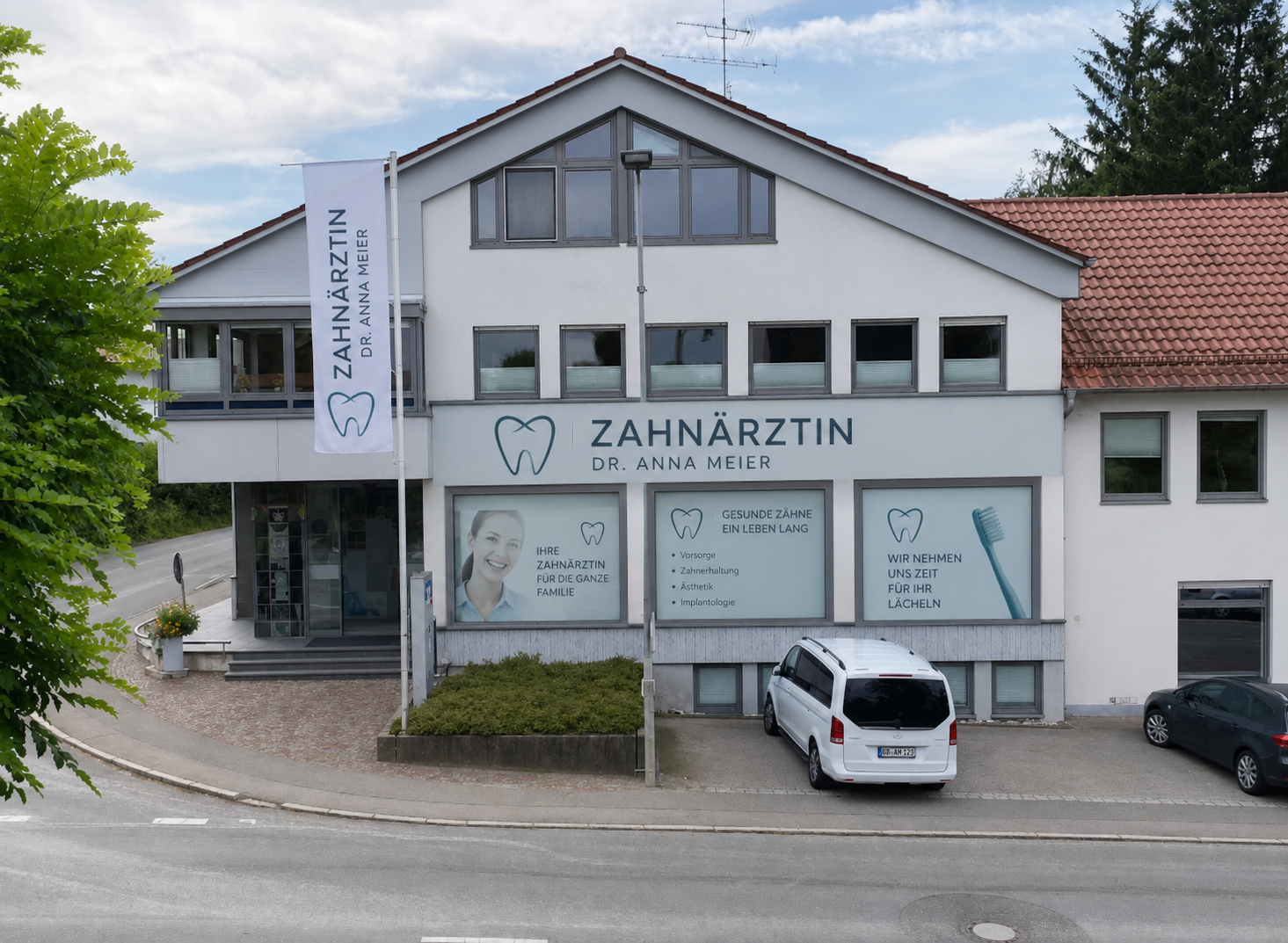 Beispielhafte Darstellung des Gebäudes an der Ochsenhauser Straße mit Praxisbeschilderung im Erdgeschoss